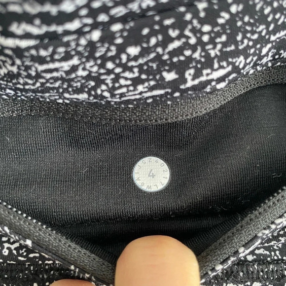 Lululemon Pace Perfect Crop (17") mid Rise Air Time  White Black Size 4 - Picture 14 of 16